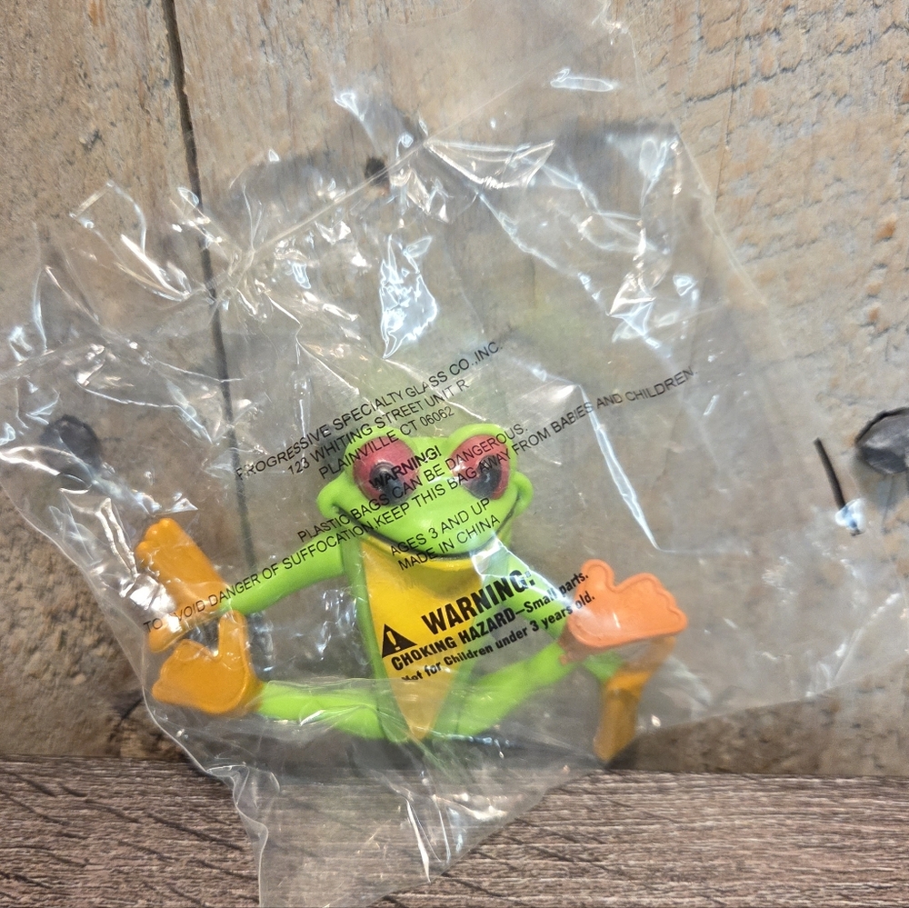 Vintage 2004 Rain Forest Cafe Green Tree Frog Action Toy Figure 3" Sealed